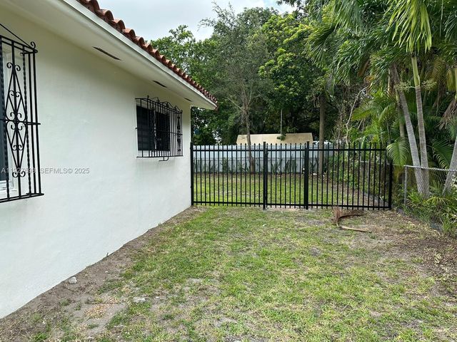 7071 SW 4th St 2, Miami, FL 33144