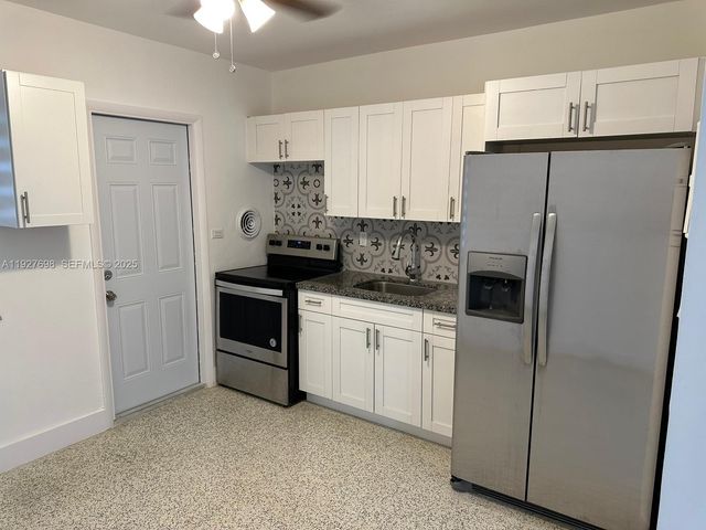 7071 SW 4th St 2, Miami, FL 33144