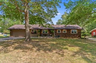 5382 North Lakewood Drive, Springfield, MO 65803
