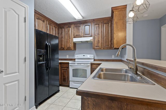 5530 Landing Ct, D'iberville, MS 39540