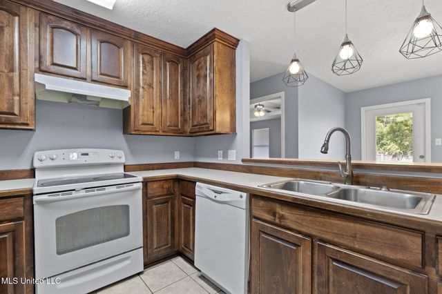 5530 Landing Ct, D'iberville, MS 39540