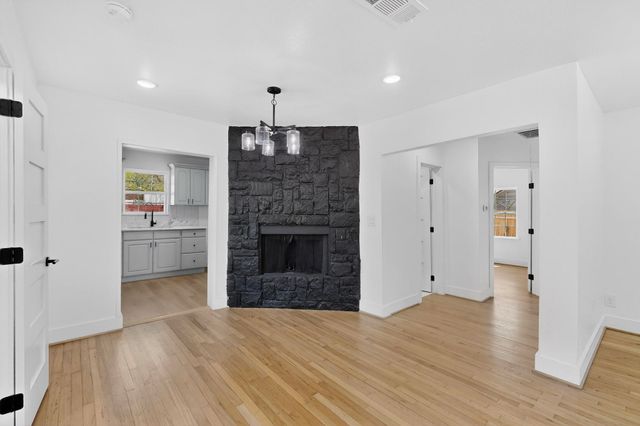 102 S Tillery Avenue, Dallas, TX 75211