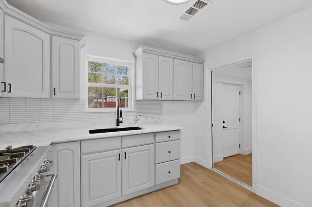 102 S Tillery Avenue, Dallas, TX 75211