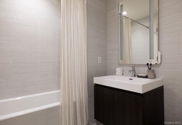 131-01 40th Road 19M, Flushing, NY 11354