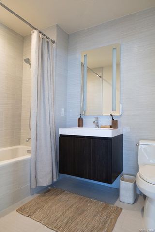 131-01 40th Road 19M, Flushing, NY 11354