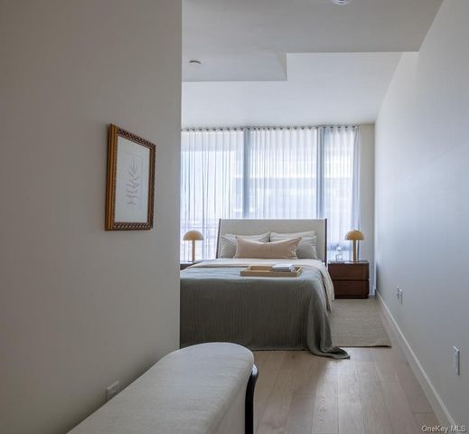 131-01 40th Road 19M, Flushing, NY 11354