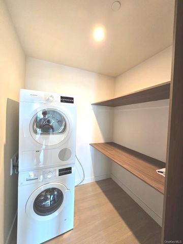 131-01 40th Road 19M, Flushing, NY 11354