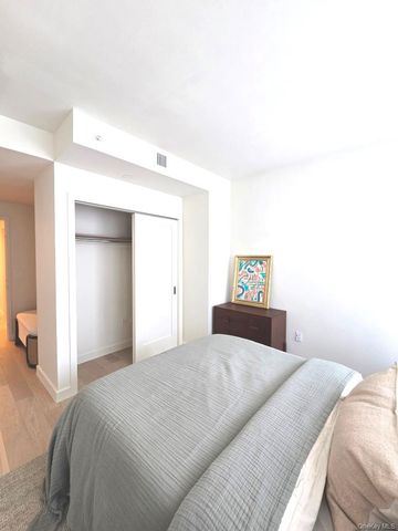 131-01 40th Road 19M, Flushing, NY 11354
