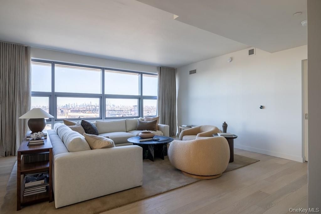 131-01 40th Road 19M, Flushing, NY 11354 — photo 4