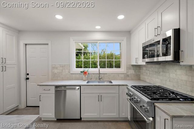 330 N Cranbrook Cross Road, Bloomfield Hills, MI 48301