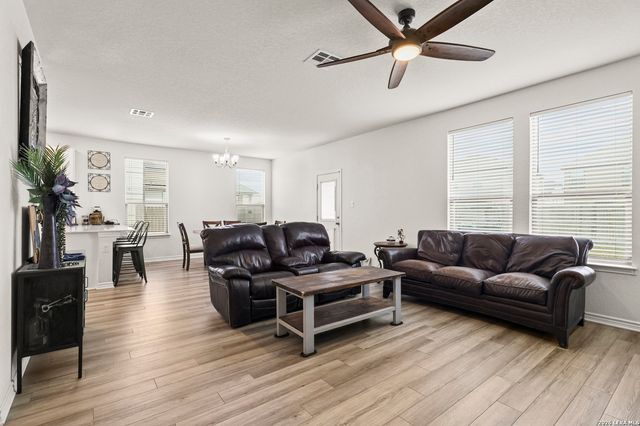355 Deer Crest Dr, New Braunfels, TX 78130