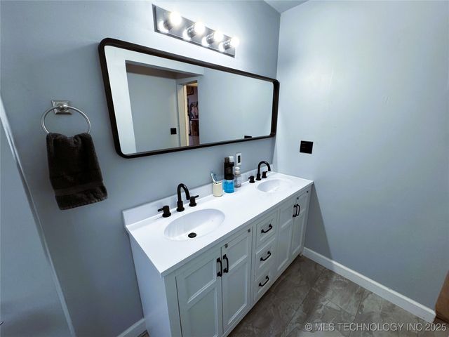 1134 S Russell Street, Skiatook, OK 74070