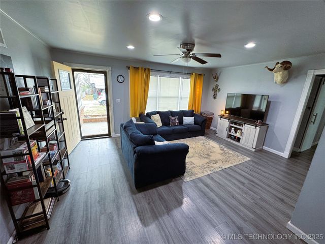 1134 S Russell Street, Skiatook, OK 74070