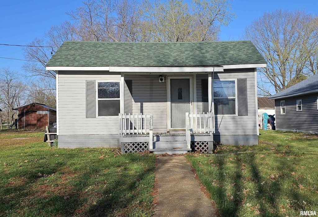 Image 1 of property listing at 321 S Lackey Street, Salem, IL 62881