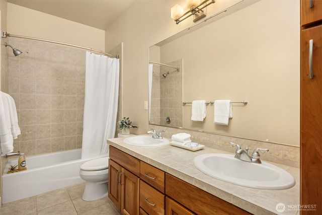 12615 Kallgren Road NE, Bainbridge Island, WA 98110