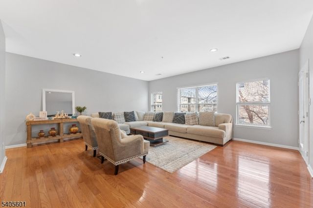 511 Brittany Dr, Wayne Twp., NJ 07470