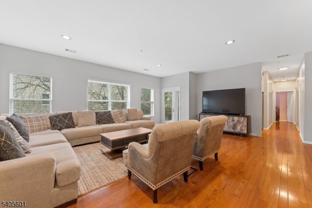 511 Brittany Dr, Wayne Twp., NJ 07470