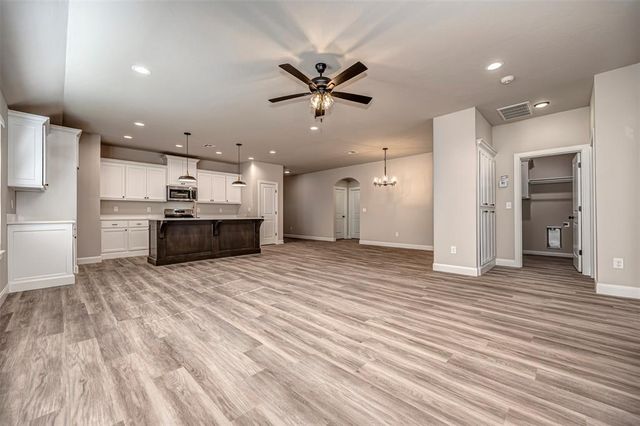 1916 Meadow Brook Road, Yukon, OK 73099