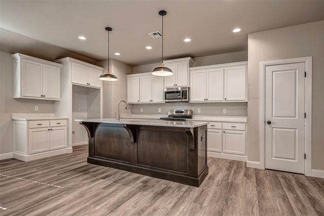 1916 Meadow Brook Road, Yukon, OK 73099