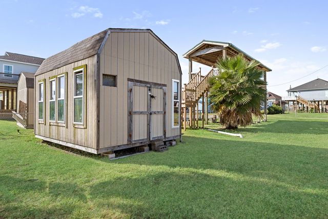 946 Meynig Drive, Crystal Beach, TX 77650