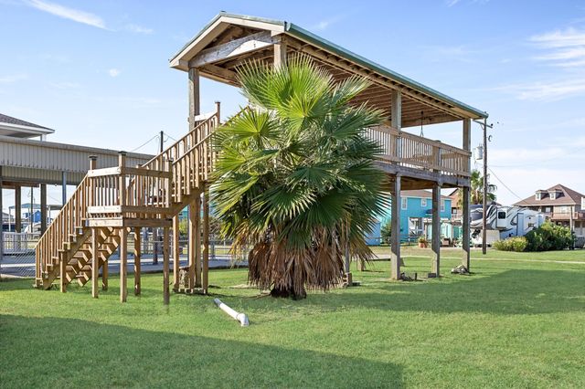 946 Meynig Drive, Crystal Beach, TX 77650