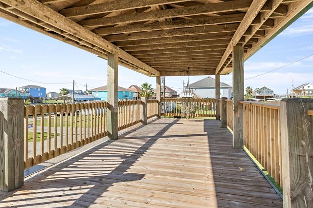 946 Meynig Drive, Crystal Beach, TX 77650