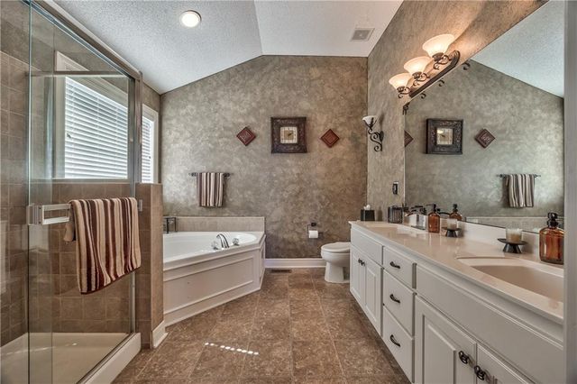 10666 S Emerald Street, Olathe, KS 66061