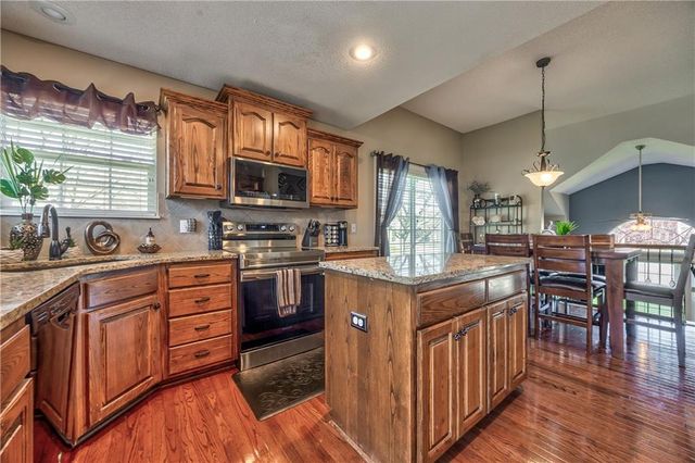 10666 S Emerald Street, Olathe, KS 66061