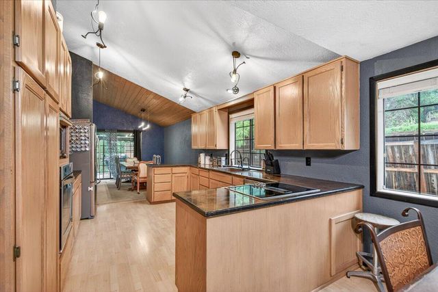 1477 Angelcrest Drive, Medford, OR 97504