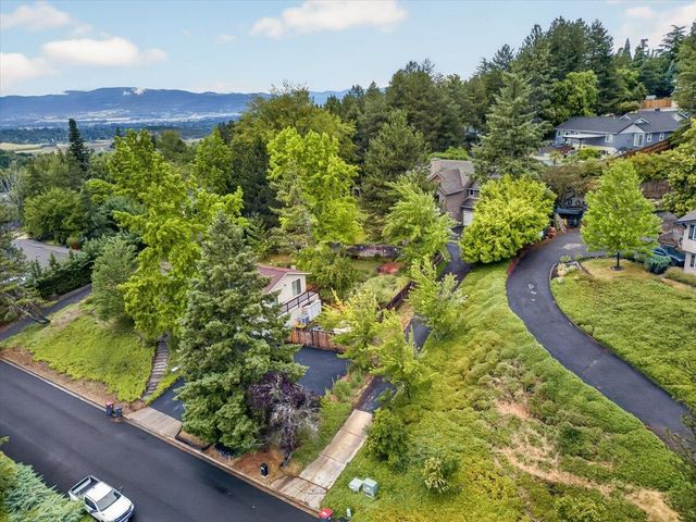 1477 Angelcrest Drive, Medford, OR 97504