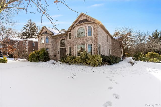 12 Knollwood Road, Roslyn, NY 11576