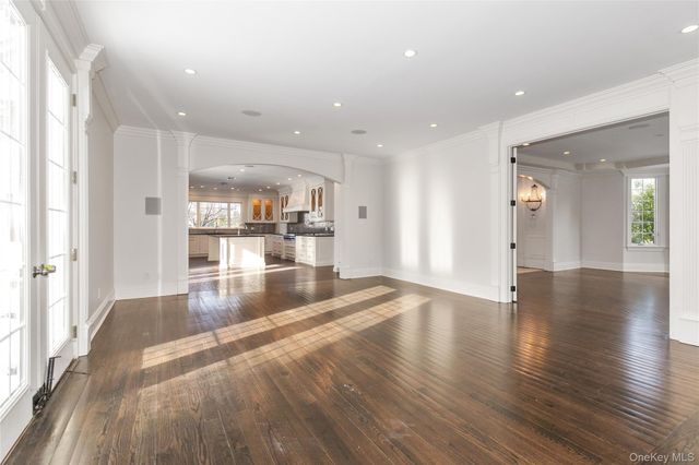 12 Knollwood Road, Roslyn, NY 11576