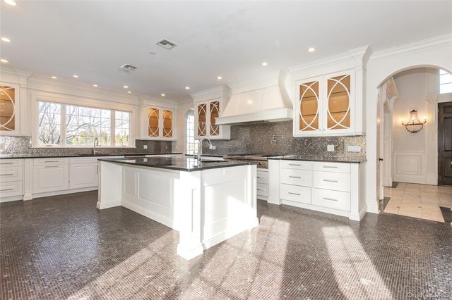 12 Knollwood Road, Roslyn, NY 11576