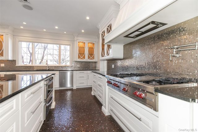 12 Knollwood Road, Roslyn, NY 11576