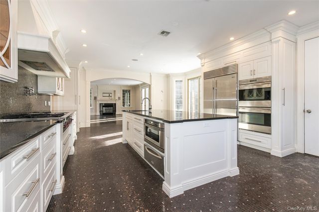 12 Knollwood Road, Roslyn, NY 11576