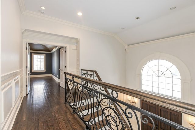 12 Knollwood Road, Roslyn, NY 11576