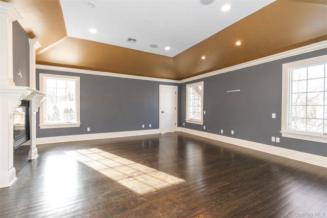 12 Knollwood Road, Roslyn, NY 11576