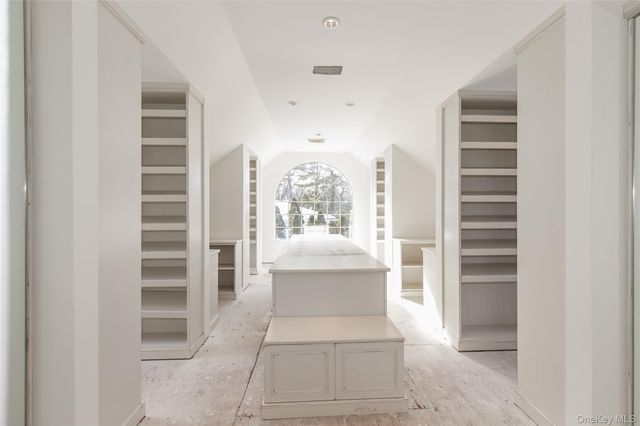 12 Knollwood Road, Roslyn, NY 11576