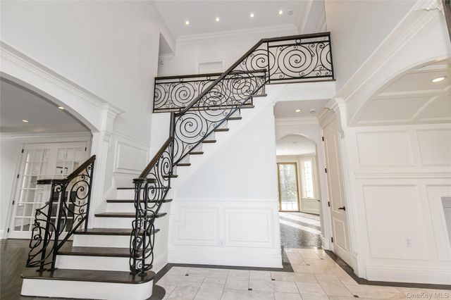 12 Knollwood Road, Roslyn, NY 11576