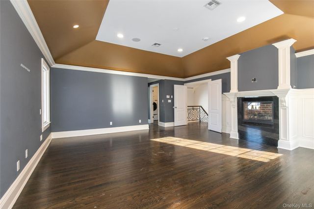 12 Knollwood Road, Roslyn, NY 11576