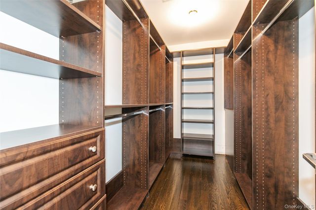 12 Knollwood Road, Roslyn, NY 11576