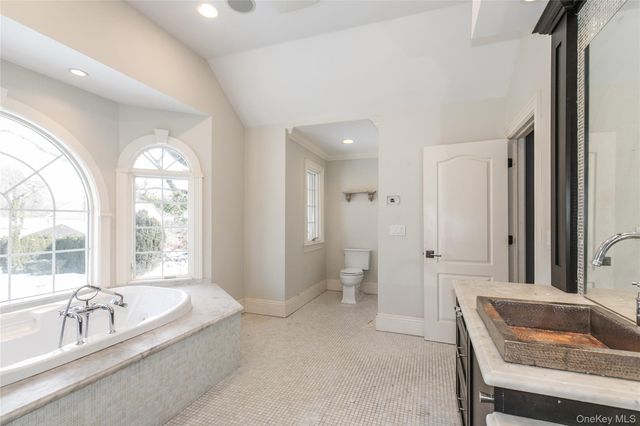 12 Knollwood Road, Roslyn, NY 11576