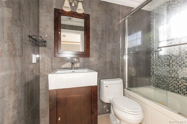 12 Knollwood Road, Roslyn, NY 11576