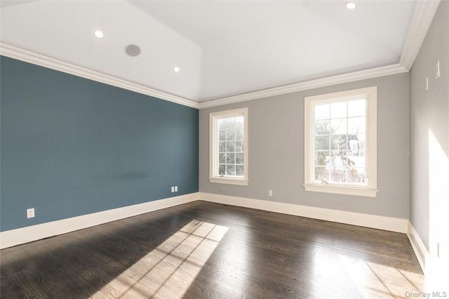 12 Knollwood Road, Roslyn, NY 11576