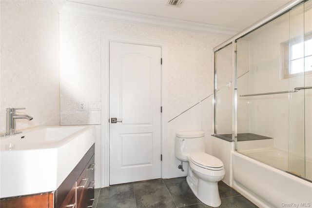 12 Knollwood Road, Roslyn, NY 11576