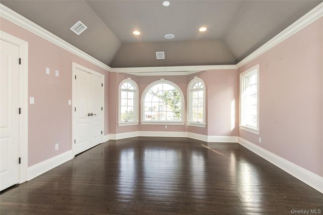 12 Knollwood Road, Roslyn, NY 11576