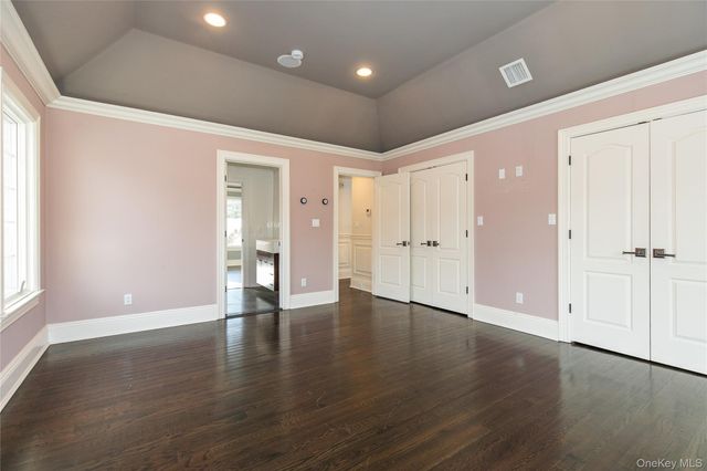 12 Knollwood Road, Roslyn, NY 11576