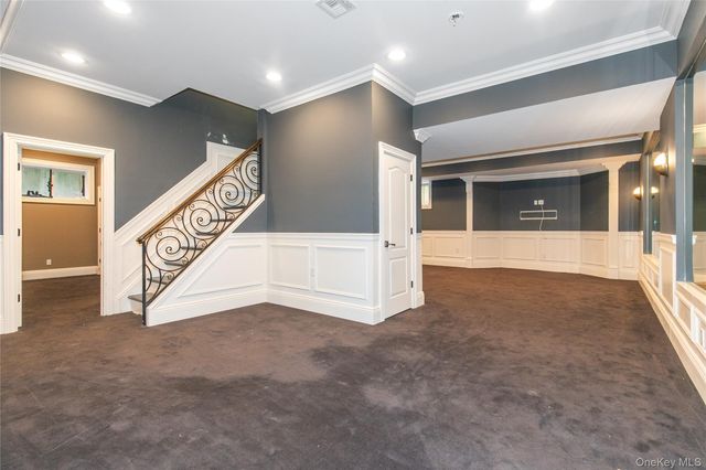 12 Knollwood Road, Roslyn, NY 11576