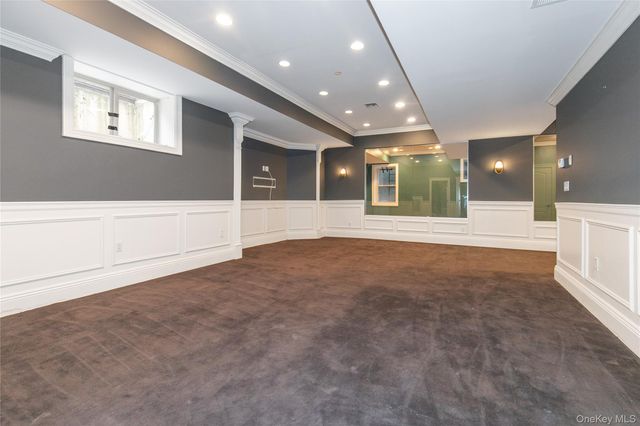 12 Knollwood Road, Roslyn, NY 11576