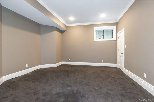 12 Knollwood Road, Roslyn, NY 11576